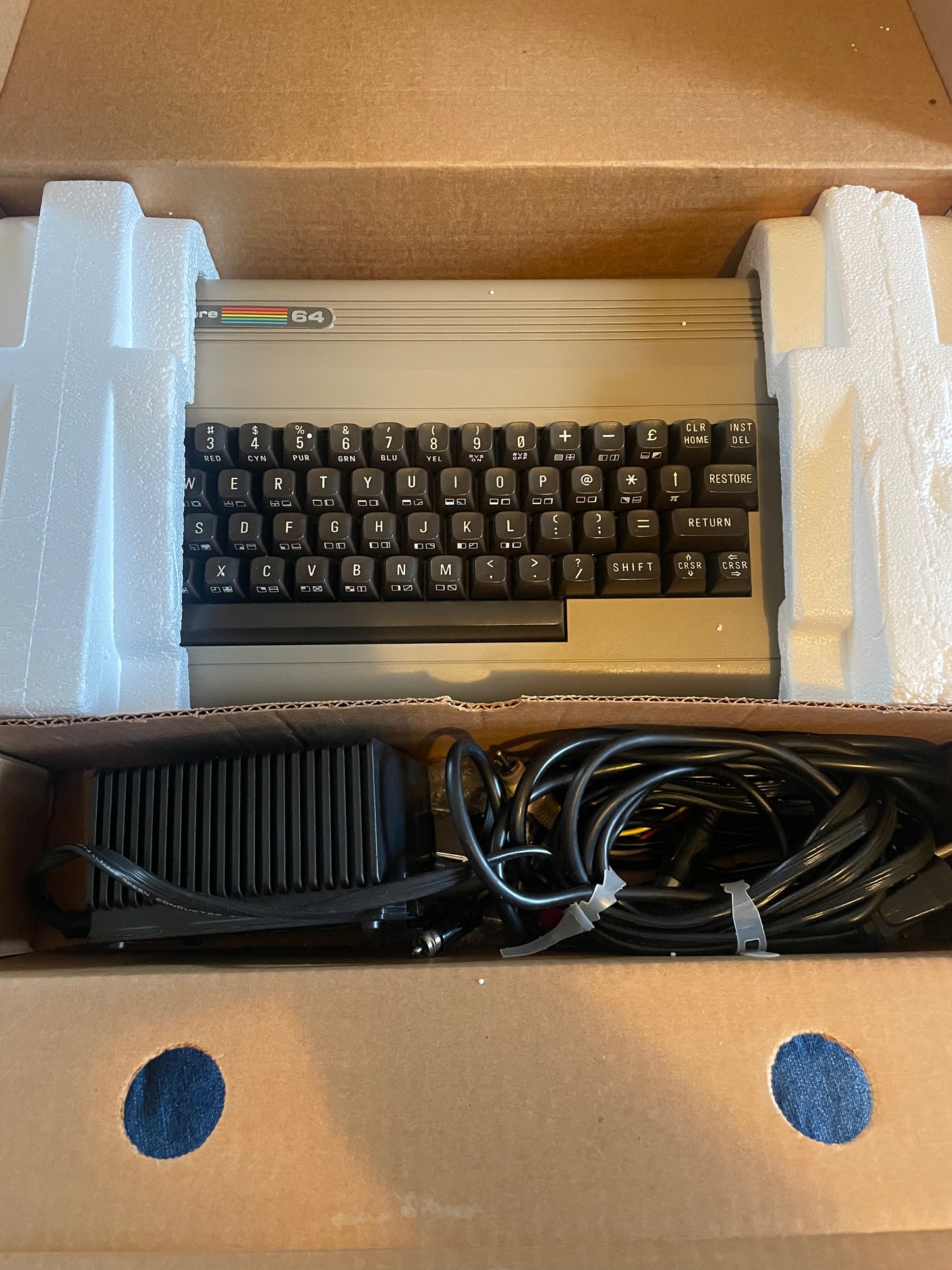 COMMODORE 64 COMPUTER (COMMODORE 64)